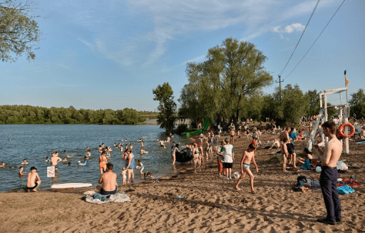 Пляж в Борках на карьере около гипермаркета Лента