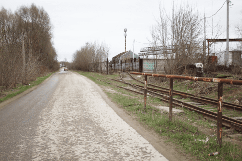 Вход железнодорожной ветки в ворота шпалозавода в 2022 году